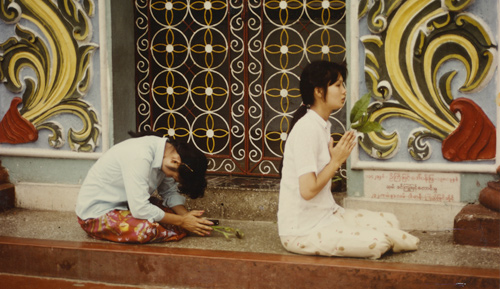 girls-praying