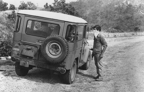 guerrilla-stops-jeep-1